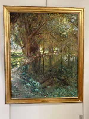 un tableau sur le mur d'une pièce avec un tableau sur le mur