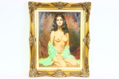 un tableau représentant une femme nue, dans un cadre doré, accroché au mur