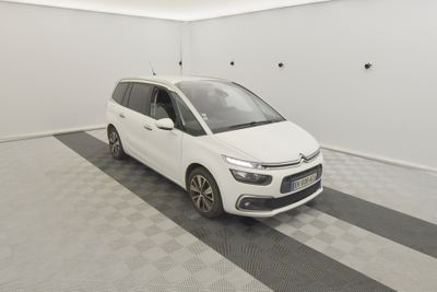 La petite voiture blanche est garée dans une pièce propre.