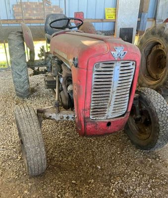 un tracteur rouge garé dans la terre