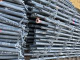 pile de tuyaux en acier empilés les uns sur les autres au sol