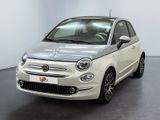 la petite voiture blanche est garée dans une grande pièce