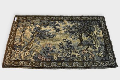 un gros plan sur un tapis orné d'oiseaux et de fleurs