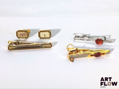 trois paires d'or et de grenats sur un fond blanc