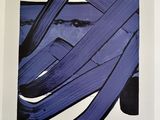une image représentant une peinture abstraite bleue sur fond blanc