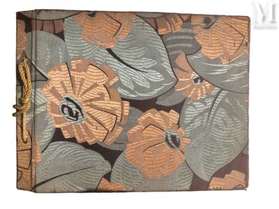 un vieux livre orné d'un motif à la feuille d'or