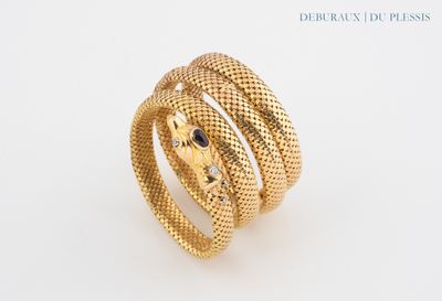 une photo d'une bague en forme de serpent en or sertie de diamants