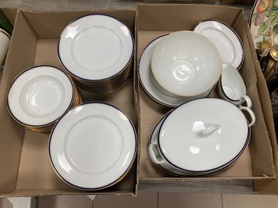 une boîte remplie d'assiettes et de bols