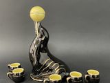 un vase noir et jaune contenant une balle de tennis