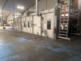 une pièce avec une échelle à l'intérieur