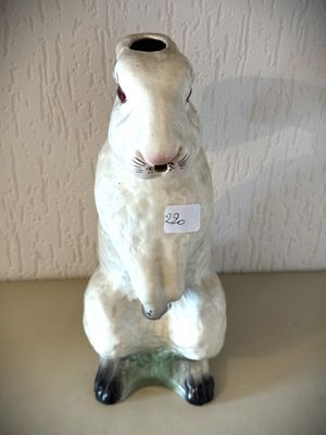 une figurine de lapin blanc avec une étiquette autour du cou