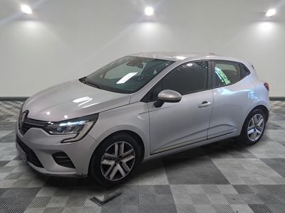 la voiture argentée est garée dans le garage sur un sol en damier