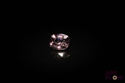 gros plan d'un diamant rose sur une surface noire