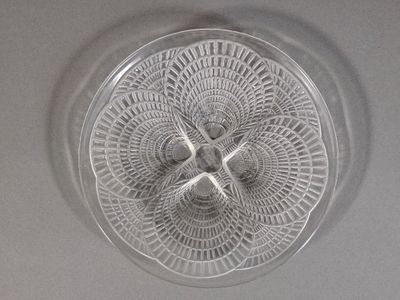 une assiette en verre avec un dessin sur une table