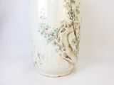 un vase blanc orné d'une peinture représentant un arbre