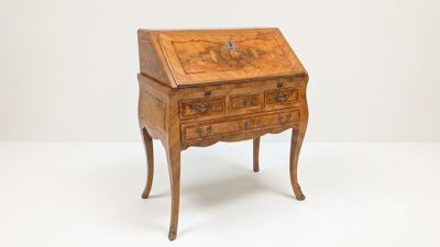 un petit bureau en bois avec un tiroir