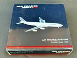 La boîte d'un modèle réduit d'avion est posée sur la table.