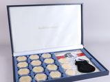 une boîte bleue contenant douze pièces d'or