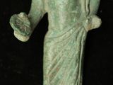 une image d'une statue de femme tenant un panier