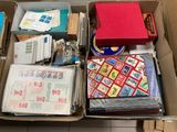 une boîte remplie de livres et d'autres objets