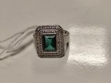 Gros plan sur une bague contenant une pierre verte