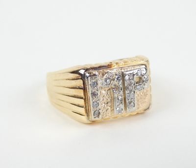 gros plan d'une bague en or ornée de deux diamants