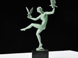 une image représentant une statue d'une femme tenant une raquette de tennis