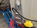 un aspirateur et un diable dans un garage