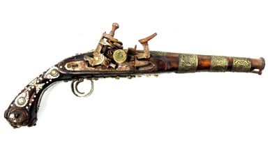 une photo d'une arme très ancienne exposée