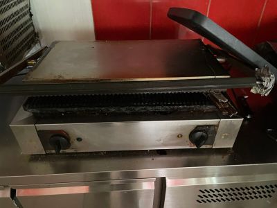 une photo d'un grill professionnel dans une cuisine professionnelle