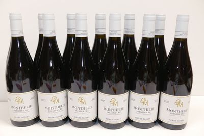 six bouteilles de vin sont alignées sur une table