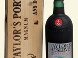 une bouteille de porto « Taylor's Reserve » posée à côté d'une caisse en bois