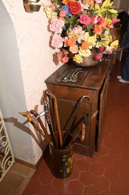 un vase avec des fleurs et des parapluies posé sur une table