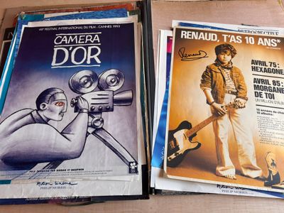 deux affiches de cinéma posées l'une à côté de l'autre sur une table
