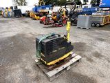 une photo d'un chariot élévateur dans un parking