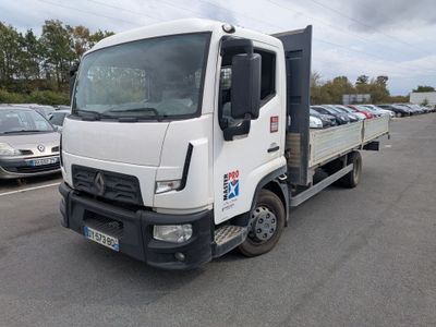 un camion blanc garé dans un parking