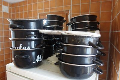 des casseroles et des poêles empilées les unes sur les autres dans une cuisine