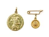 un gros plan d'une médaille et d'un pin's posés sur une surface blanche