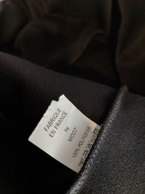 un gros plan sur une étiquette au dos d'une veste noire