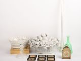 un grand nombre d'objets posés sur une table