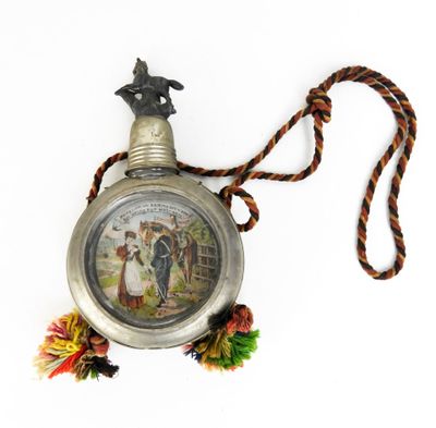 une montre de poche en argent sur laquelle figure le portrait d'un homme et d'une femme
