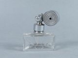 une petite bouteille en verre munie d'un bouchon en métal