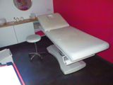 une table blanche sur laquelle est posé un miroir, dans une pièce rouge