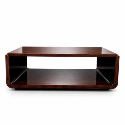 une table basse en bois surmontée d'une étagère
