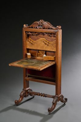 un vieux bureau en bois avec un petit tiroir en dessous