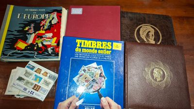 une personne tenant une loupe devant un livre