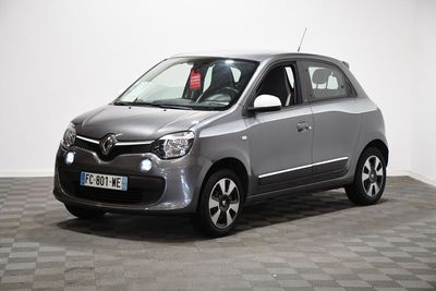 la petite voiture argentée est garée sur un sol en damier