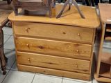 une commode en bois surmontée d'une horloge