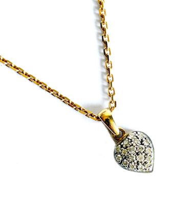 collier plaqué or avec un pendentif en forme de cœur sur une chaîne en or