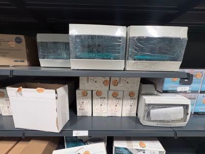 de nombreuses boîtes sur les rayons d'un magasin qui en propose beaucoup